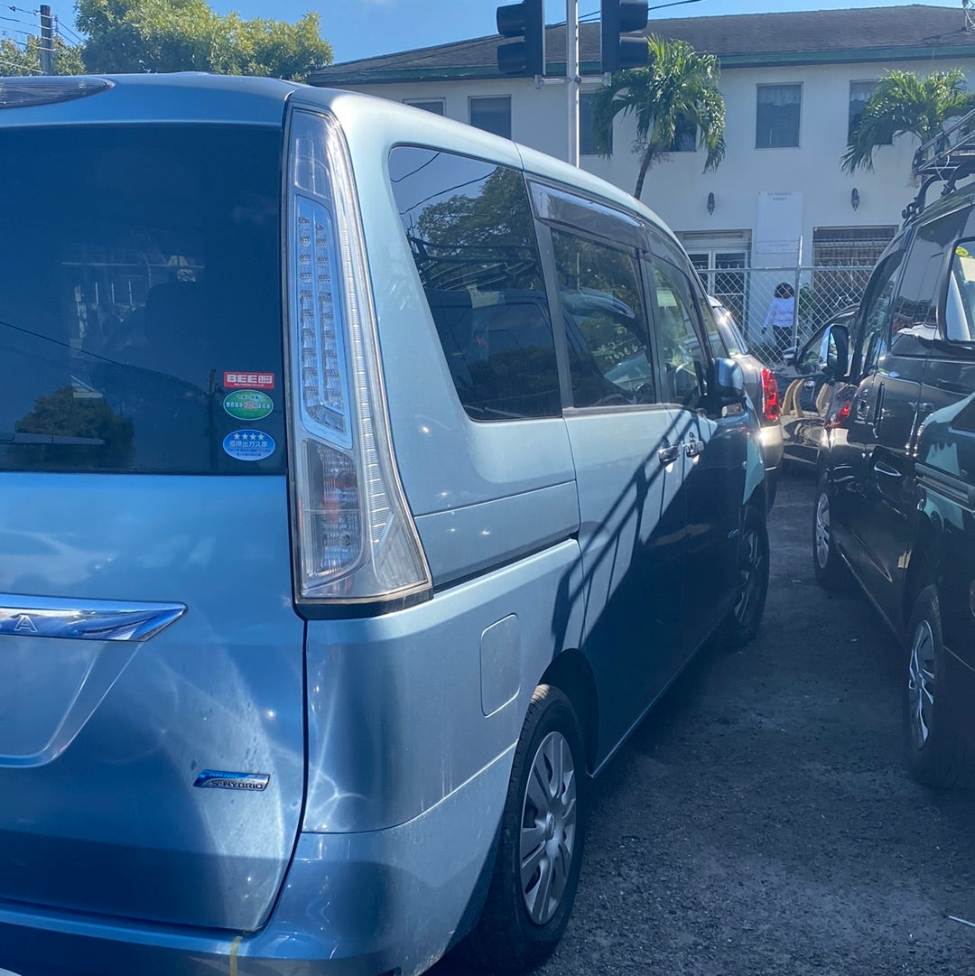 2013 Nissan Serena blue