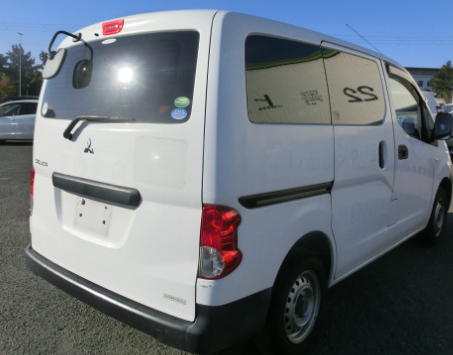 2013 Mitsubishi Delica White